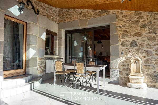 Maison en pierre avec piscine et vue panoramique