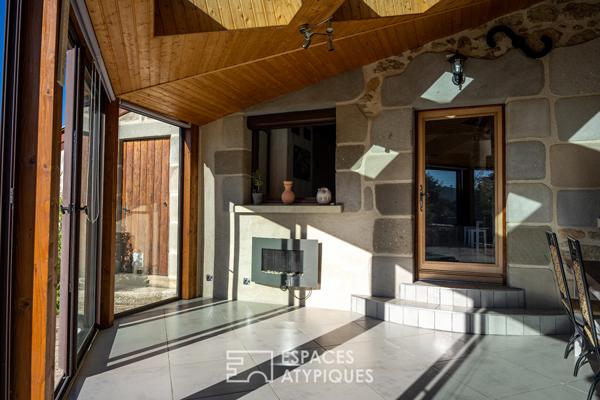 Maison en pierre avec piscine et vue panoramique