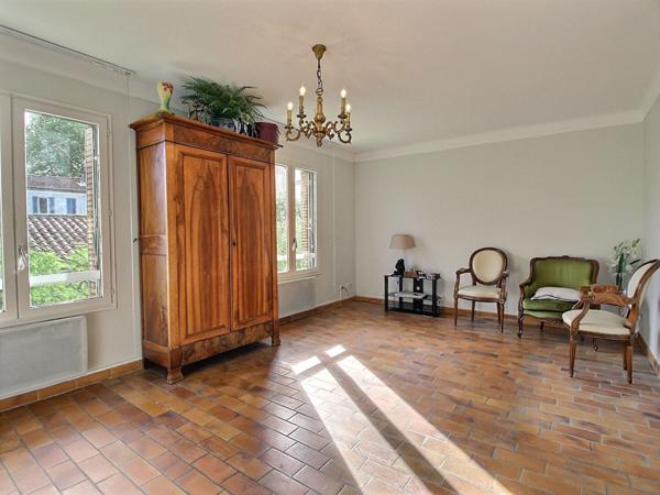 Agréable appartement de type 2 de 58 m² dans une petite copropriété aux faibles charges.