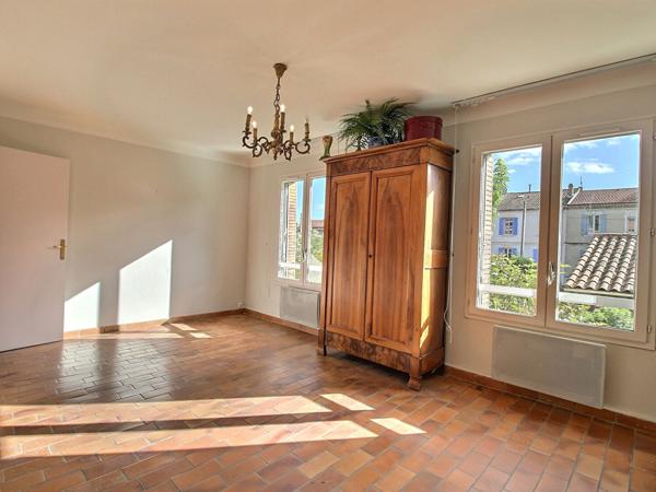 Agréable appartement de type 2 de 58 m² dans une petite copropriété aux faibles charges.