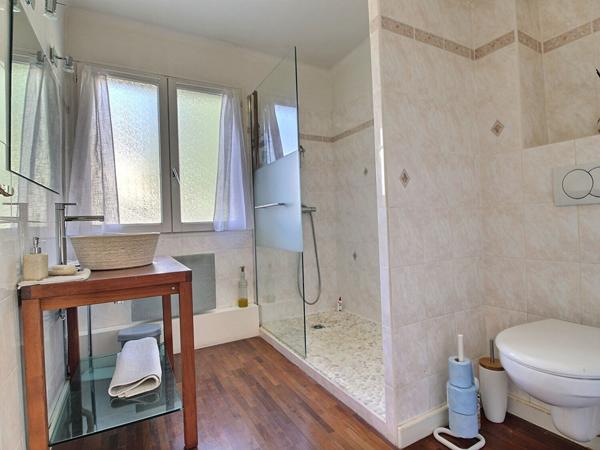 Agréable appartement de type 2 de 58 m² dans une petite copropriété aux faibles charges.