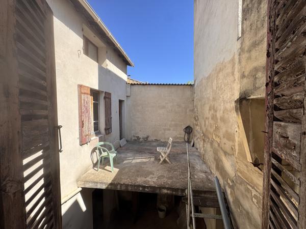 Avignon (84000) AVIGNON INTRAMUROS – BIEN RARE À FORT POTENTIEL Maison avec garage de 36m2 et cour+terrasse