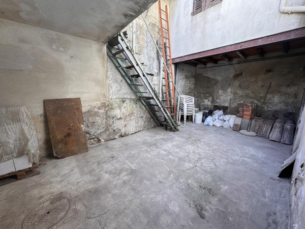 Avignon (84000) AVIGNON INTRAMUROS – BIEN RARE À FORT POTENTIEL Maison avec garage de 36m2 et cour+terrasse