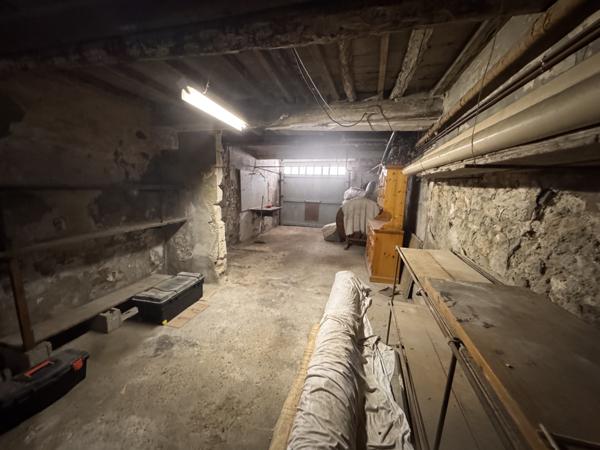 Avignon (84000) AVIGNON INTRAMUROS – BIEN RARE À FORT POTENTIEL Maison avec garage de 36m2 et cour+terrasse