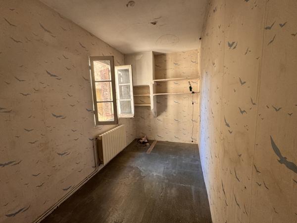 Avignon (84000) AVIGNON INTRAMUROS – BIEN RARE À FORT POTENTIEL Maison avec garage de 36m2 et cour+terrasse