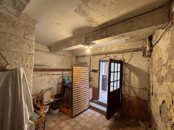 Avignon (84000) AVIGNON INTRAMUROS – BIEN RARE À FORT POTENTIEL Maison avec garage de 36m2 et cour+terrasse