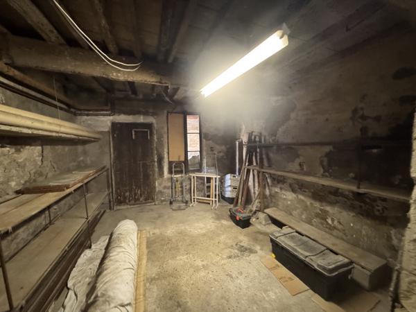 Avignon (84000) AVIGNON INTRAMUROS – BIEN RARE À FORT POTENTIEL Maison avec garage de 36m2 et cour+terrasse