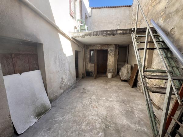 Avignon (84000) AVIGNON INTRAMUROS – BIEN RARE À FORT POTENTIEL Maison avec garage de 36m2 et cour+terrasse