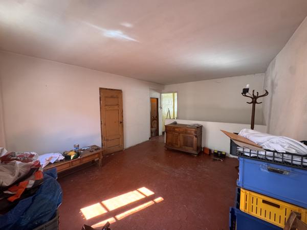 Avignon (84000) AVIGNON INTRAMUROS – BIEN RARE À FORT POTENTIEL Maison avec garage de 36m2 et cour+terrasse