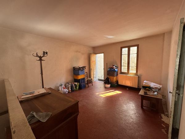 Avignon (84000) AVIGNON INTRAMUROS – BIEN RARE À FORT POTENTIEL Maison avec garage de 36m2 et cour+terrasse