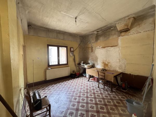 Avignon (84000) AVIGNON INTRAMUROS – BIEN RARE À FORT POTENTIEL Maison avec garage de 36m2 et cour+terrasse