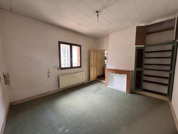 Avignon (84000) AVIGNON INTRAMUROS – BIEN RARE À FORT POTENTIEL Maison avec garage de 36m2 et cour+terrasse