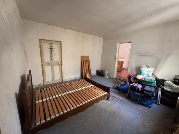 Avignon (84000) AVIGNON INTRAMUROS – BIEN RARE À FORT POTENTIEL Maison avec garage de 36m2 et cour+terrasse
