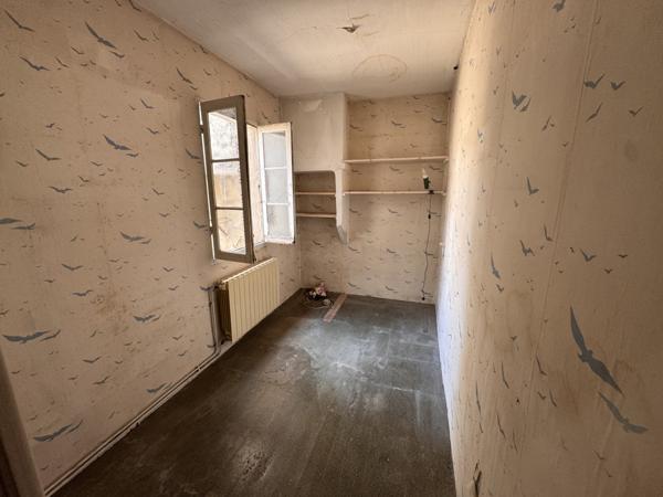 Avignon (84000) AVIGNON INTRAMUROS – BIEN RARE À FORT POTENTIEL Maison avec garage de 36m2 et cour+terrasse