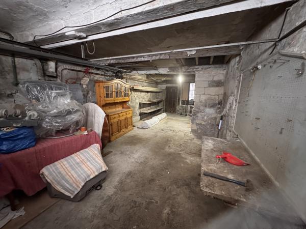 Avignon (84000) AVIGNON INTRAMUROS – BIEN RARE À FORT POTENTIEL Maison avec garage de 36m2 et cour+terrasse