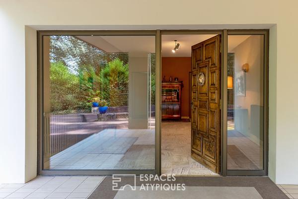 Villa moderniste et piscine dans un écrin arboré – Montélier campagne