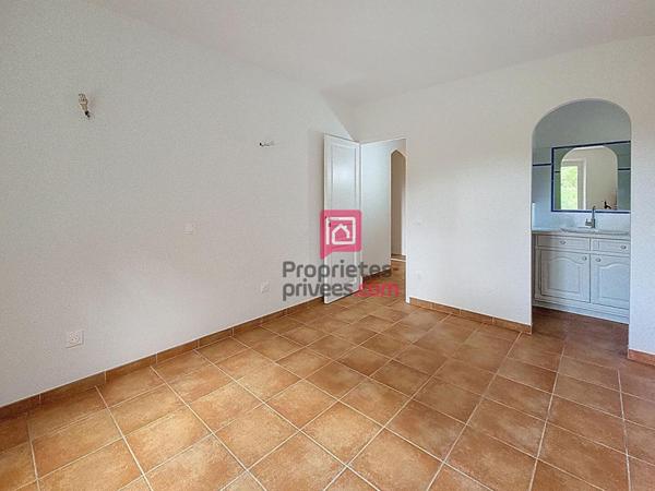 Villa Roquebrune Sur Argens 5 pièces 140m2 sur 4000m2 de terrain. EXTENSION ET PISCINE POSSIBLE