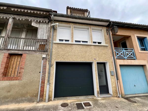 Dpt Hautes Pyrénées (65), à vendre TRIE SUR BAISE Maison T3 de 76 m² habitables avec garage et cour sur 78 m² de terrain, au centre ville