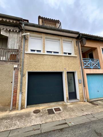 Dpt Hautes Pyrénées (65), à vendre TRIE SUR BAISE Maison T3 de 76 m² habitables avec garage et cour sur 78 m² de terrain, au centre ville
