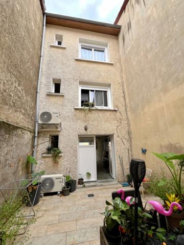 Dpt Hautes Pyrénées (65), à vendre TRIE SUR BAISE Maison T3 de 76 m² habitables avec garage et cour sur 78 m² de terrain, au centre ville