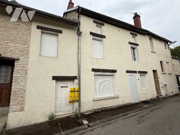 MUSSY SUR SEINE - Maison à usage d'habitation avec jardin en face à rénover.