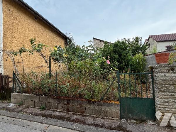 MUSSY SUR SEINE - Maison à usage d'habitation avec jardin en face à rénover.