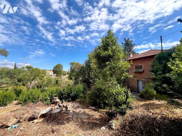 GRASSE - Propriété avec 2 maisons à rénover et annexes sur terrain constructible de 4.870m².