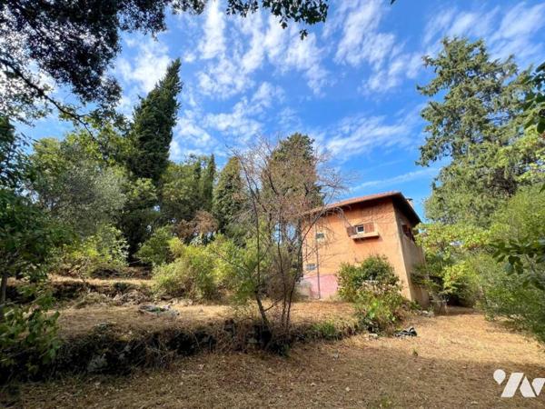 GRASSE - Propriété avec 2 maisons à rénover et annexes sur terrain constructible de 4.870m².