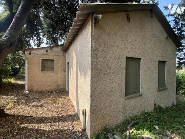 GRASSE - Propriété avec 2 maisons à rénover et annexes sur terrain constructible de 4.870m².