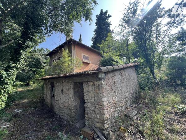 GRASSE - Propriété avec 2 maisons à rénover et annexes sur terrain constructible de 4.870m².