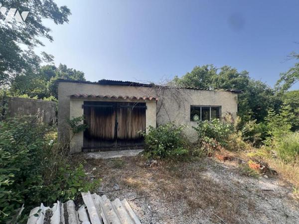 GRASSE - Propriété avec 2 maisons à rénover et annexes sur terrain constructible de 4.870m².