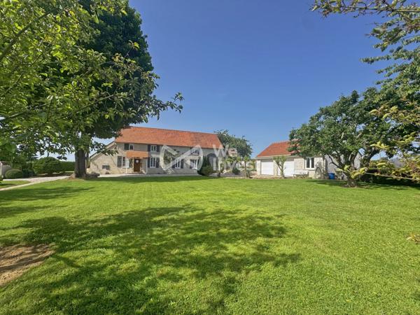 Longère 182 m2 avec double garage, terrain paysager, SPA, sauna...