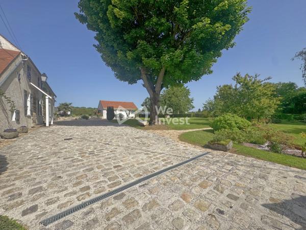 Longère 182 m2 avec double garage, terrain paysager, SPA, sauna...