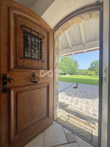 Longère 182 m2 avec double garage, terrain paysager, SPA, sauna...