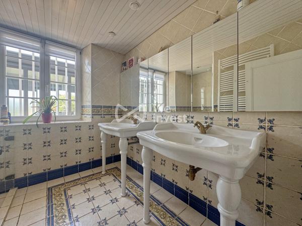Longère 182 m2 avec double garage, terrain paysager, SPA, sauna...