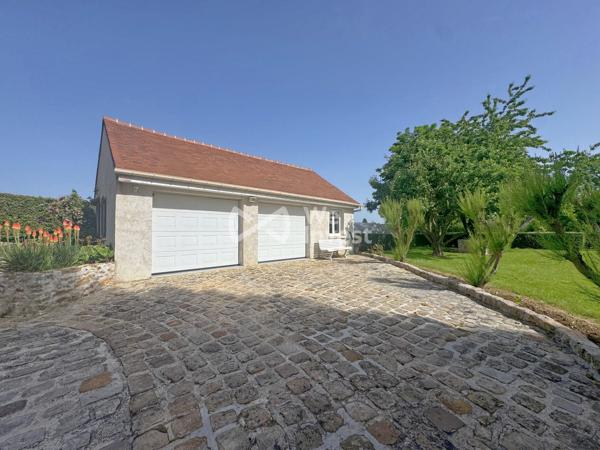 Longère 182 m2 avec double garage, terrain paysager, SPA, sauna...