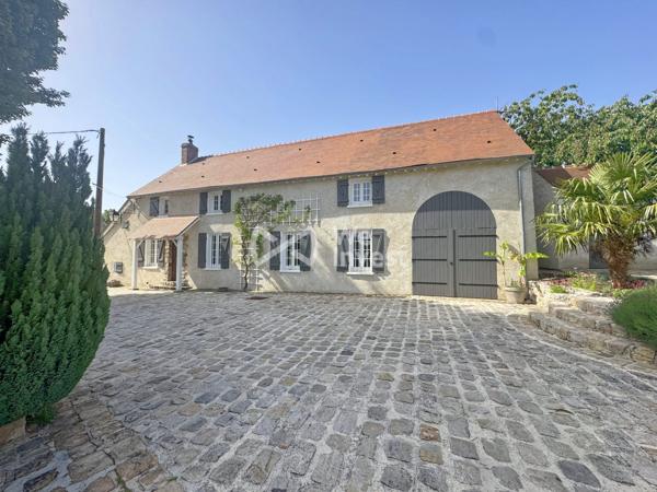 Longère 182 m2 avec double garage, terrain paysager, SPA, sauna...