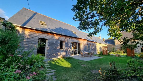 Ensemble immobilier d’exception à Trézélan - Bégard. Maison de maître en pierre de 184m2 - 2 gîtes  - 14 pièces - 9 chambres - 6126 m² de terrain.