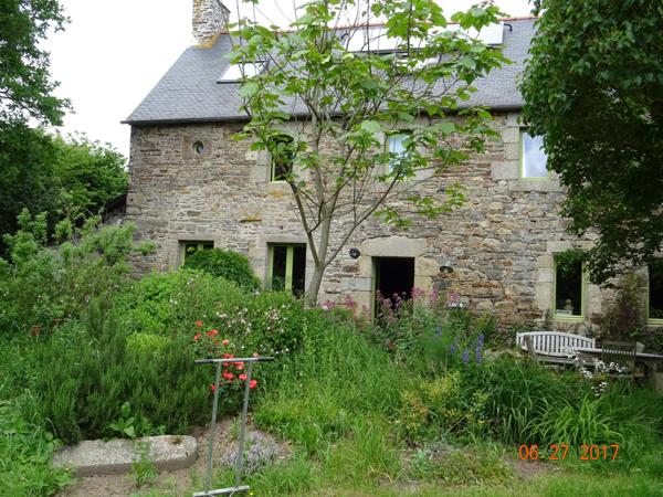 Ensemble immobilier d’exception à Trézélan - Bégard. Maison de maître en pierre de 184m2 - 2 gîtes  - 14 pièces - 9 chambres - 6126 m² de terrain.