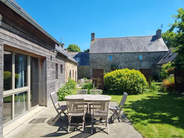 Ensemble immobilier d’exception à Trézélan - Bégard. Maison de maître en pierre de 184m2 - 2 gîtes  - 14 pièces - 9 chambres - 6126 m² de terrain.