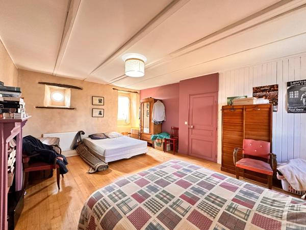 Ensemble immobilier d’exception à Trézélan - Bégard. Maison de maître en pierre de 184m2 - 2 gîtes  - 14 pièces - 9 chambres - 6126 m² de terrain.