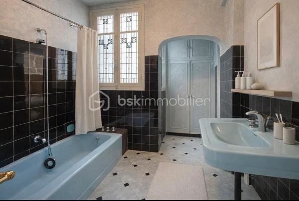 Magnifique appartement de 100m2 VESINET CENTRE VILLE 

Situé dans une rue paisible à 5 minutes à pied de la gare et des commerces, ce superbe appartement 4 pièces situé au 3 étage avec ascenseur offre un cadre de vie idéal alliant confort et authenticité.

Installé dans un immeuble début du XXe siècle, cet appartement d'env.100m2 séduit par ses éléments d'époque, parquet, moulures et hauteur sous plafond généreuse.

Entrée, double séjour spacieux d'env.50m2 exposé plein sud (salon, salle à manger ) cuisine indépendante équipée pouvant s'ouvrir, 2 chambres possibilité d'une troisième (plan sur demande), salle de bains avec espace buanderie, deux toilettes. Une cave environ 11m2 complète l'ensemble, une courette à disposition des copropriétaires (emplacement vélo, poussette)
*Appartement comportant deux entrées et pouvant s'agencer différemment, plus d'information sur demande.

Idéal pour les amoureux de l'ancien,  petite copropriété, DPE D