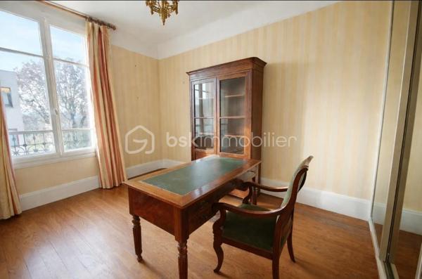 Magnifique appartement de 100m2 VESINET CENTRE VILLE 

Situé dans une rue paisible à 5 minutes à pied de la gare et des commerces, ce superbe appartement 4 pièces situé au 3 étage avec ascenseur offre un cadre de vie idéal alliant confort et authenticité.

Installé dans un immeuble début du XXe siècle, cet appartement d'env.100m2 séduit par ses éléments d'époque, parquet, moulures et hauteur sous plafond généreuse.

Entrée, double séjour spacieux d'env.50m2 exposé plein sud (salon, salle à manger ) cuisine indépendante équipée pouvant s'ouvrir, 2 chambres possibilité d'une troisième (plan sur demande), salle de bains avec espace buanderie, deux toilettes. Une cave environ 11m2 complète l'ensemble, une courette à disposition des copropriétaires (emplacement vélo, poussette)
*Appartement comportant deux entrées et pouvant s'agencer différemment, plus d'information sur demande.

Idéal pour les amoureux de l'ancien,  petite copropriété, DPE D