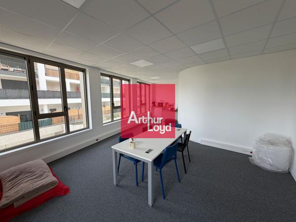 Bureaux neufs à vendre à Eybens avec cuisine et stockage inclus