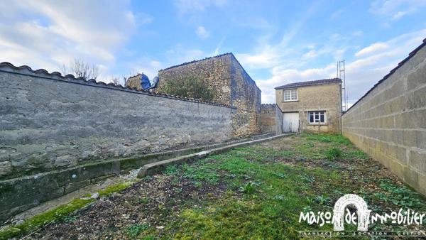 BOUTIERS SAINT TROJAN - ENVIRONNEMENT CALME POUR CETTE MAISON DE BOURG DE 4 PIECES