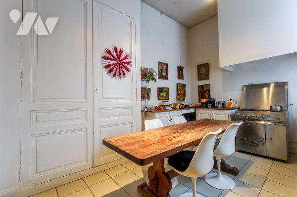 TOURS HYPER-CENTRE – RUE DE SULLY
BEL APPARTEMENT ANCIEN Avec GARAGE, CAVE, GRENIER