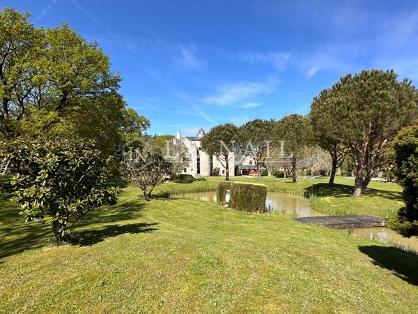 Beau manoir des XVe et XVIIe siècles dans une campagne au calme, à 5 km des plages
