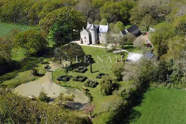 Beau manoir des XVe et XVIIe siècles dans une campagne au calme, à 5 km des plages