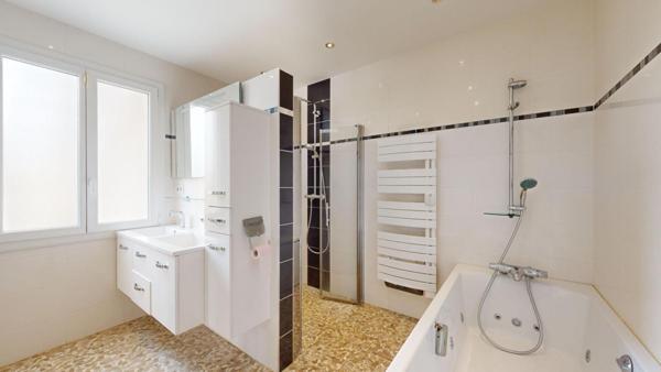 MAISON BOURGEOISE, PISCINE ET GARAGES - PROCHE NARBONNE