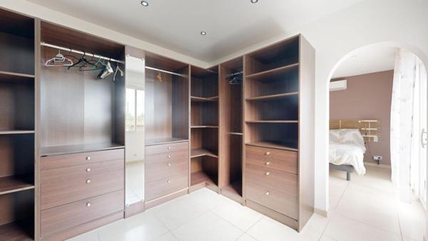 MAISON BOURGEOISE, PISCINE ET GARAGES - PROCHE NARBONNE